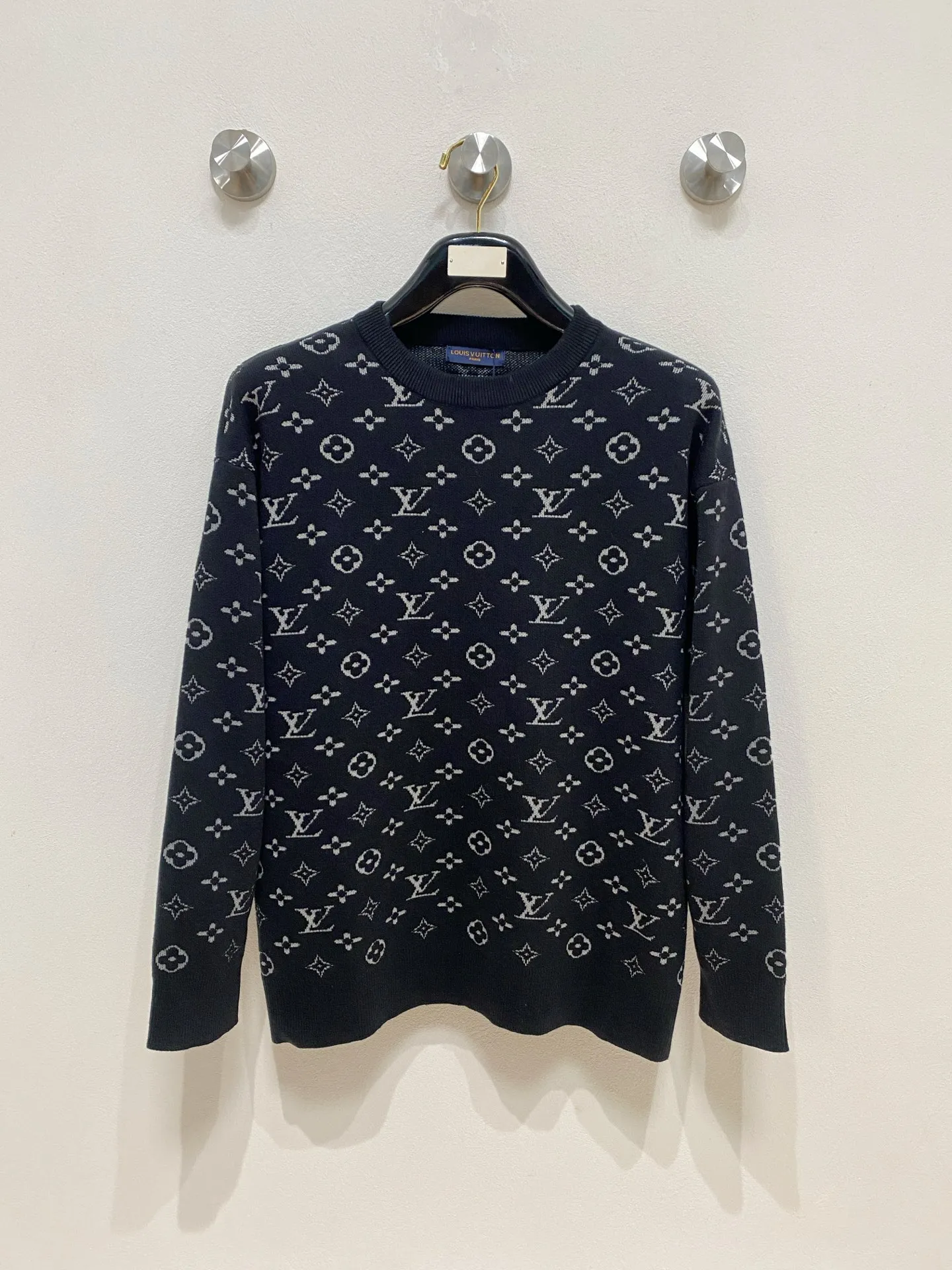 🅿️440 LV 2025 new wool blended round neck long sleeve sweater cardigan bottoming sweater, high-end version! The custom-made fabrics at the counter are highly breathable and comfortable, with impeccable details and brand element design concepts, reflecting high quality. It feels delicate and soft! It presents a casual cut and the upper body shape is great! 🐉Code size: M-3XL